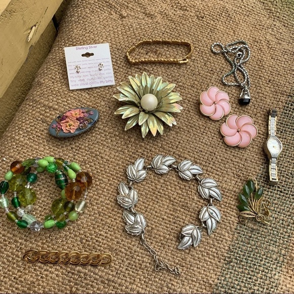 Vintage Jewelry - Vintage Estate Jewelry Group Lot Earrings Pins